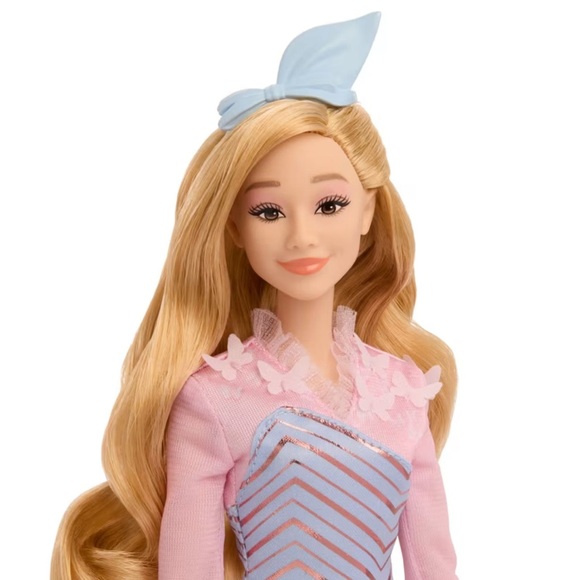 Wicked Glinda At Shiz University Fashion Doll with Fashions & Accessories NWT - Picture 6 of 9